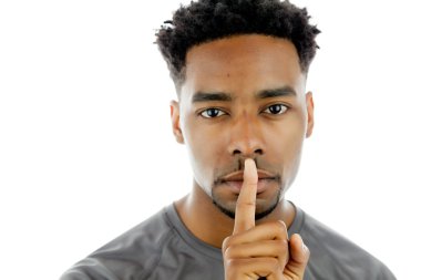 çekici bir Afro-Amerikan adam stüdyoda poz