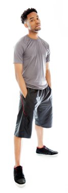 çekici bir Afro-Amerikan adam stüdyoda poz