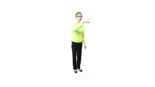 Fille avec des lunettes montre quelque chose 