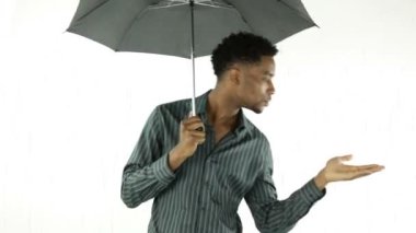 bir şemsiye ile Afrika adam