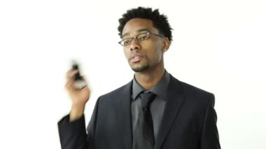 bir cep telefonu ile Afrika iş adamı
