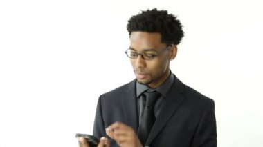 bir cep telefonu ile Afrika iş adamı