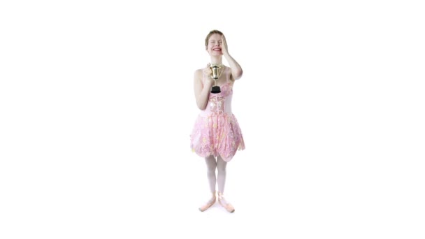 Ballerina met de cup — Stockvideo