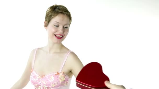 Ballerina mit einem Geschenk — Stockvideo