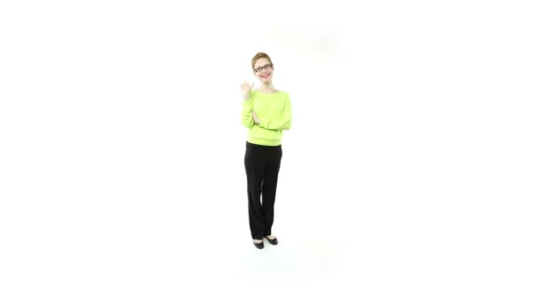 Fille avec des lunettes agitant 