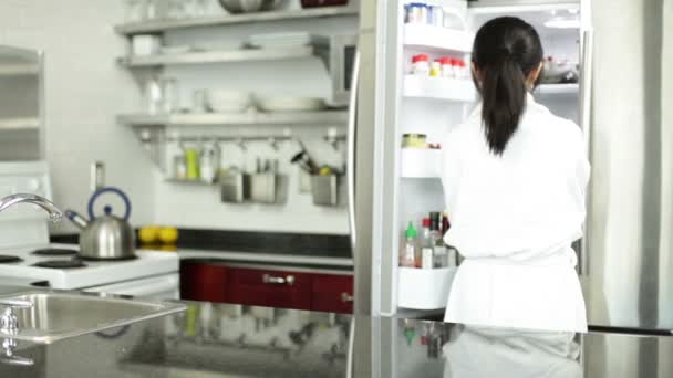 Asiatische Mädchen bekommt einen Kuchen aus dem Kühlschrank — Stockvideo