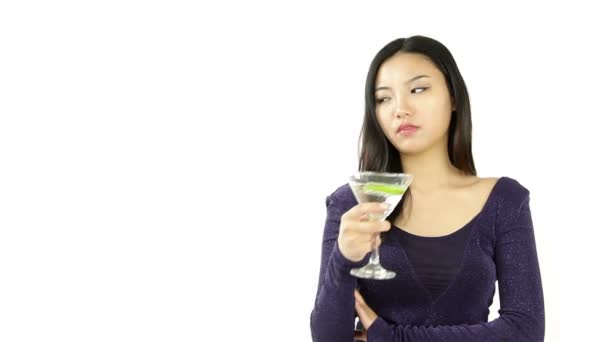 Ragazza con un bicchiere di martini — Video Stock