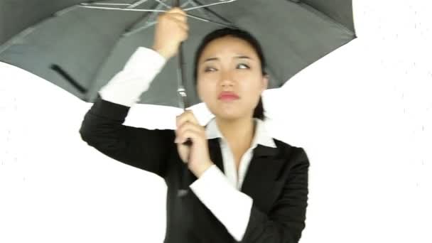 Geschäftsfrau mit Regenschirm — Stockvideo