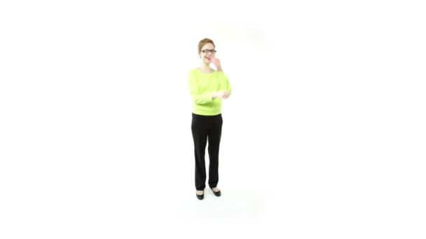 Fille avec des lunettes montre quelque chose 