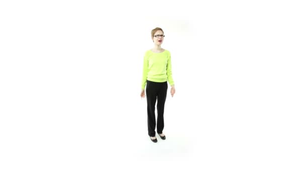 Fille avec des lunettes montre quelque chose 