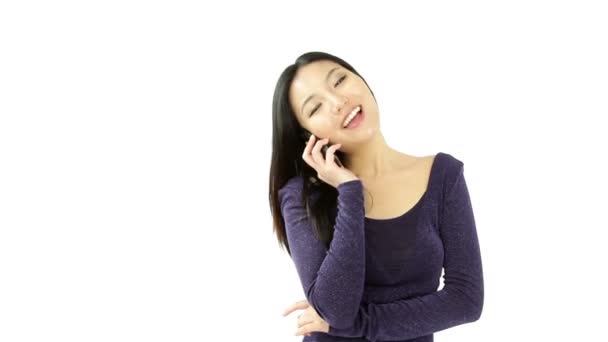 Menina chamando por telefone celular — Vídeo de Stock