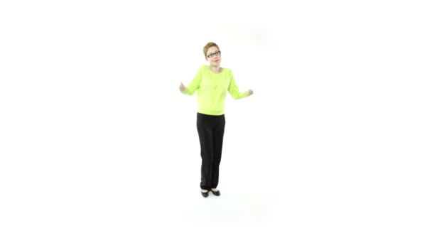 Fille dans des lunettes écarte ses mains 