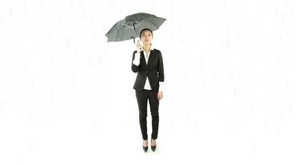 Geschäftsfrau mit Regenschirm — Stockvideo