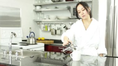 Asyalı kız Mutfakta çay içme