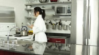 Asyalı kız mutfakta hapları