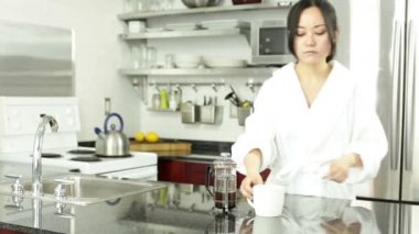 Asyalı kız Mutfakta çay içiyor
