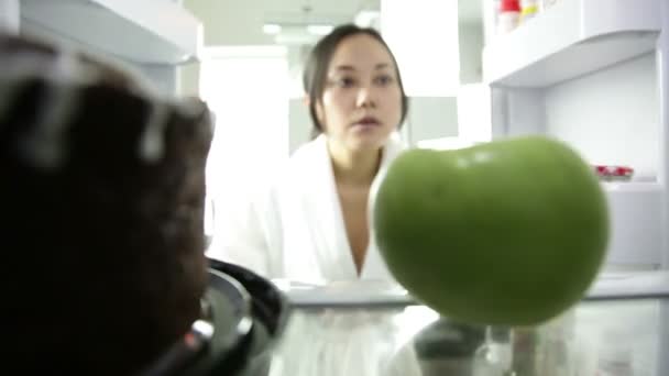 Asiatische Mädchen in ihren 30er Jahren in ihrer modernen Küche — Stockvideo