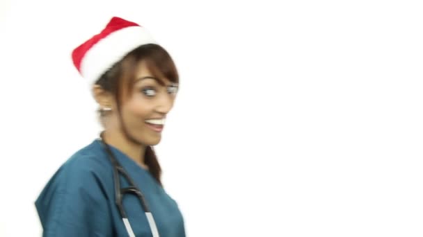 Enfermera bailando en un sombrero de Navidad — Vídeos de Stock