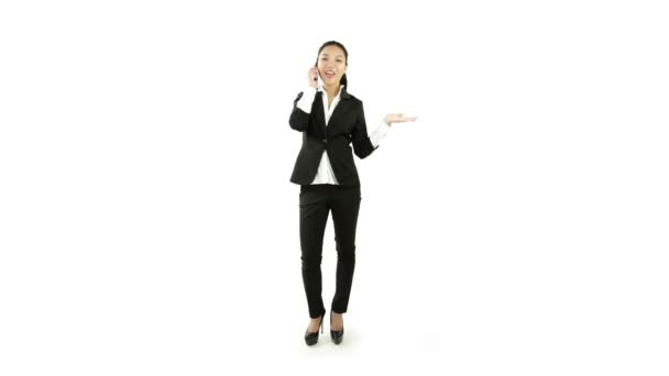 Businesswoman talking on mobile phone — Stock Video