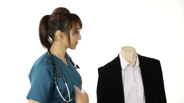 Nurse giving health lessons with a mannequin — Stock Video