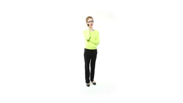 Fille en lunettes appelant par téléphone mobile 