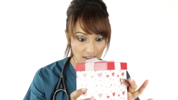 L'infirmière ouvre le cadeau — Video