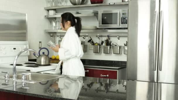 Asiatico ragazza taking pills in il cucina — Video Stock