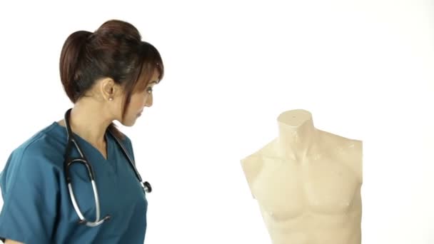 Krankenschwester gibt Gesundheitsunterricht mit einer Schaufensterpuppe — Stockvideo
