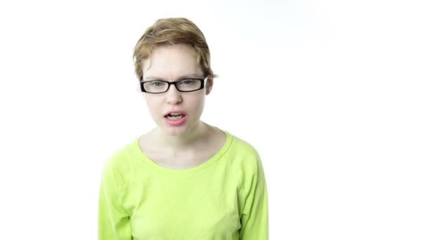 Девушка в очках что-то говорит — стоковое видео