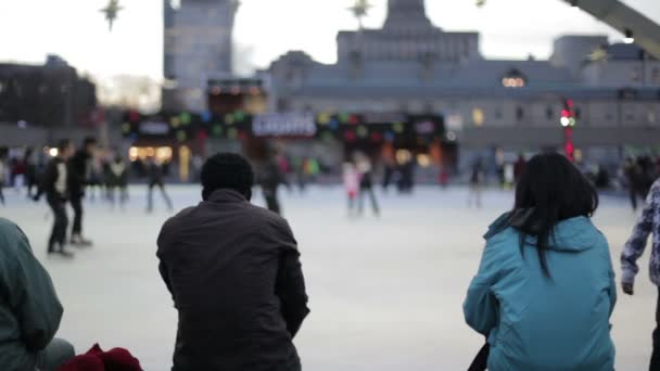 Uomo guardando pattinaggio persone — Video Stock