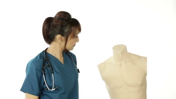 Verpleegkundige geven gezondheid lessen met een mannequin — Stockvideo