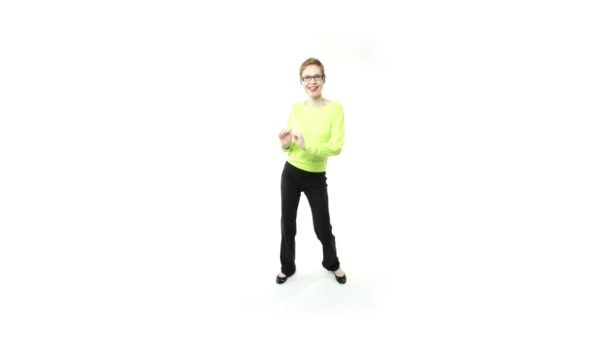 Fille avec des lunettes danses — Video