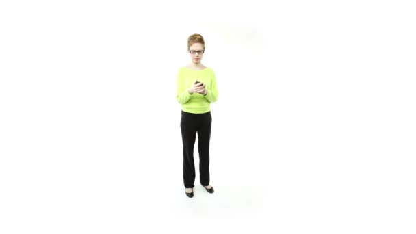 Девушка в очках, читающая смс сообщение — стоковое видео