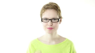 sallayarak gözlük ile kız