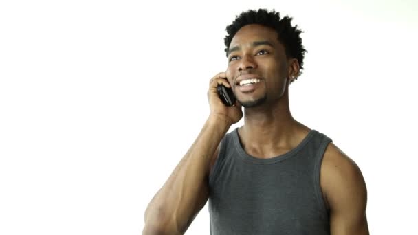 Hombre africano hablando en un teléfono móvil — Vídeos de Stock