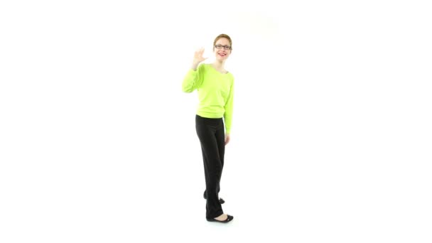 Fille avec des lunettes agitant 