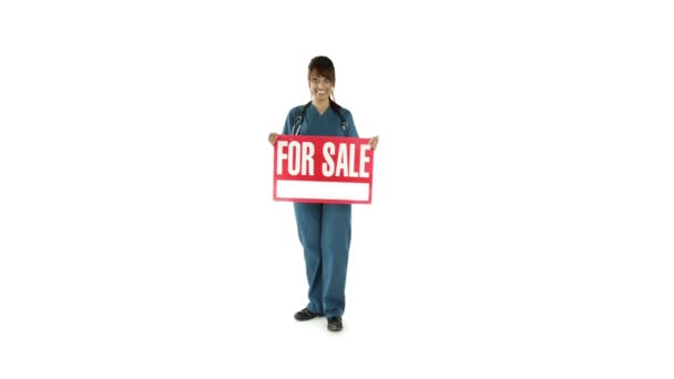 Verpleegster met teken "voor verkoop" — Stockvideo