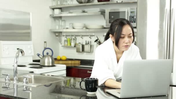 Mulher asiática bonita na cozinha — Vídeo de Stock