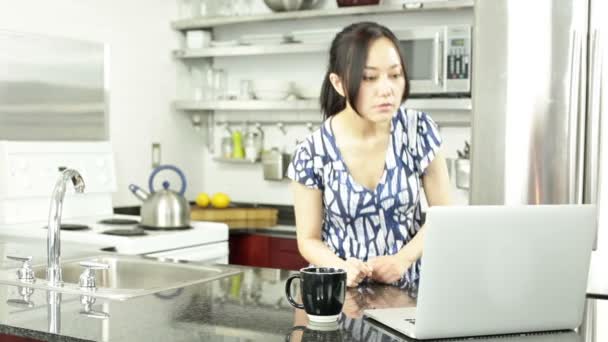 Mulher asiática bonita na cozinha — Vídeo de Stock