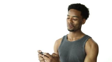 Afrikalı adamın bir sms mesajı okuma