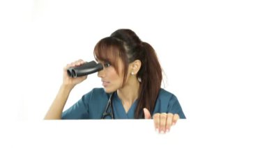 Hemşire dürbün ile seyir