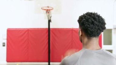 bir jimnastik salonu içinde çekici Afro-Amerikan basketbol oyuncusu