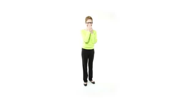 Fille en lunettes pleure 