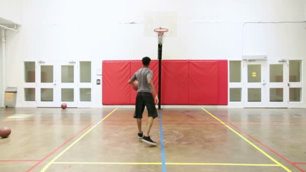 体育館内で魅力的なアフリカ系アメリカ人のバスケット ボール選手 — ストック動画