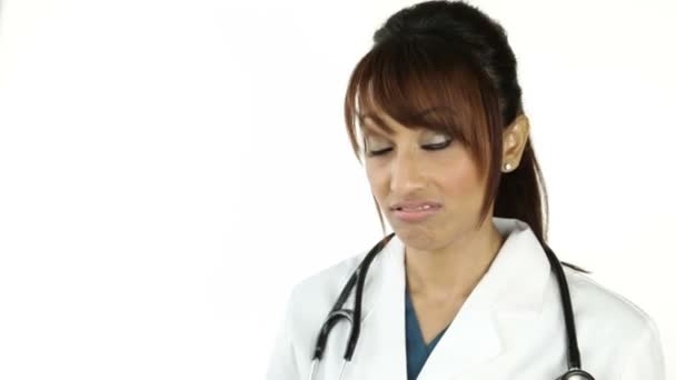 Krankenschwester denkt über etwas nach — Stockvideo