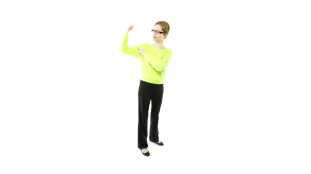 Fille dans des lunettes montre la force 