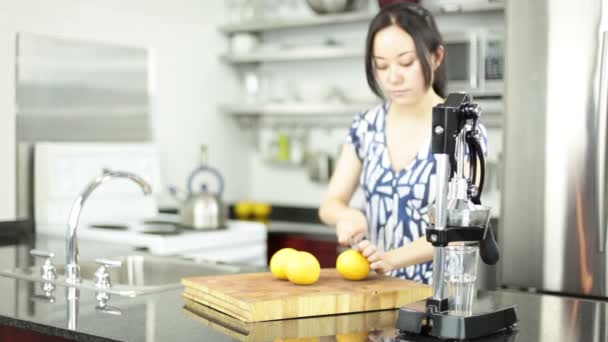 Hermosa mujer asiática en la cocina — Vídeos de Stock