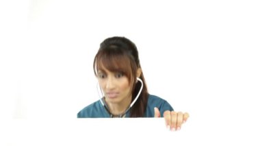 Steteskoplu hemşire.