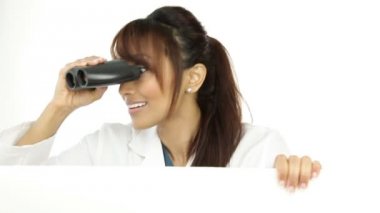 Hemşire dürbün ile seyir