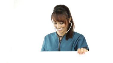 Steteskoplu hemşire.